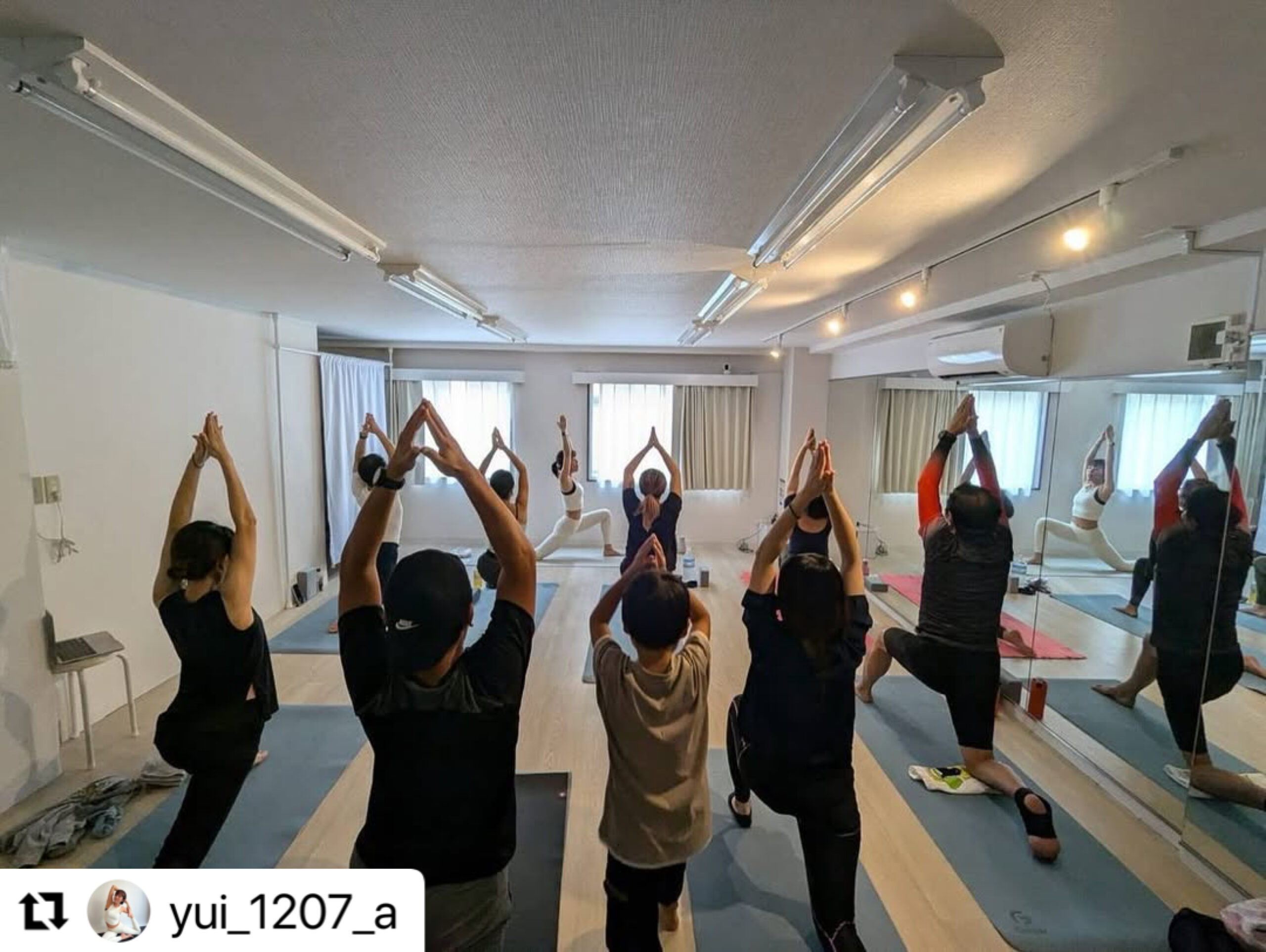 ヨガイベントで参加者がポーズをとる様子
